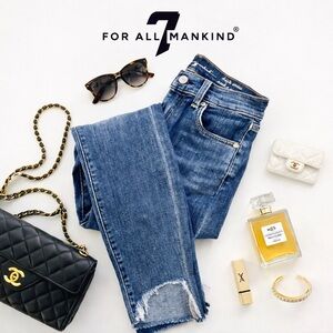 Effortless, elevated denim from 7 For All Mankind 🤍